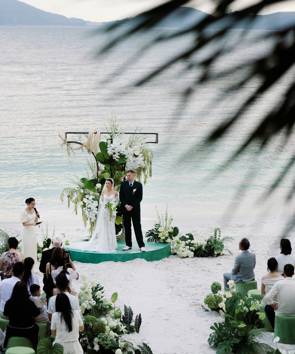 MITCHDALL 073 - THOMAS & TRAM 