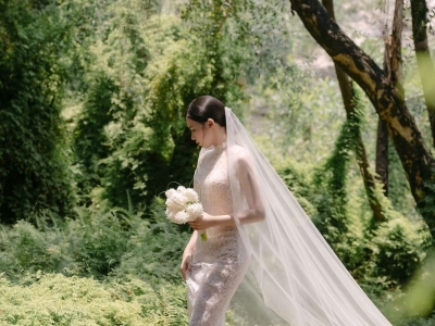 XU HƯỚNG VÁY CƯỚI MÀU (OFF-WHITE, CHAMPAGNE, BLUSH): TẠI SAO NÊN ƯU TIÊN CHỌN HƠN TRẮNG TINH?