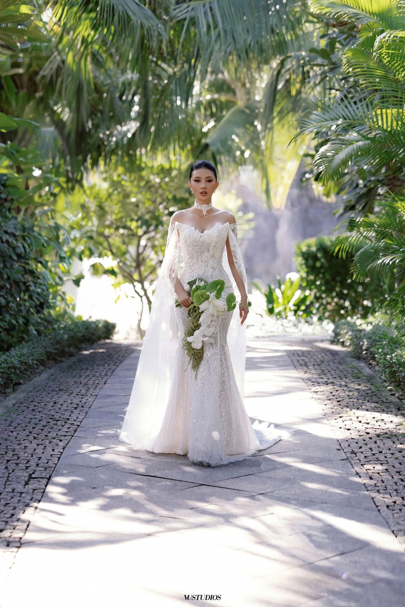 Váy đón khách /
đi bàn – ưu tiên sự tinh gọn – VU STUDIOS Nha Trang