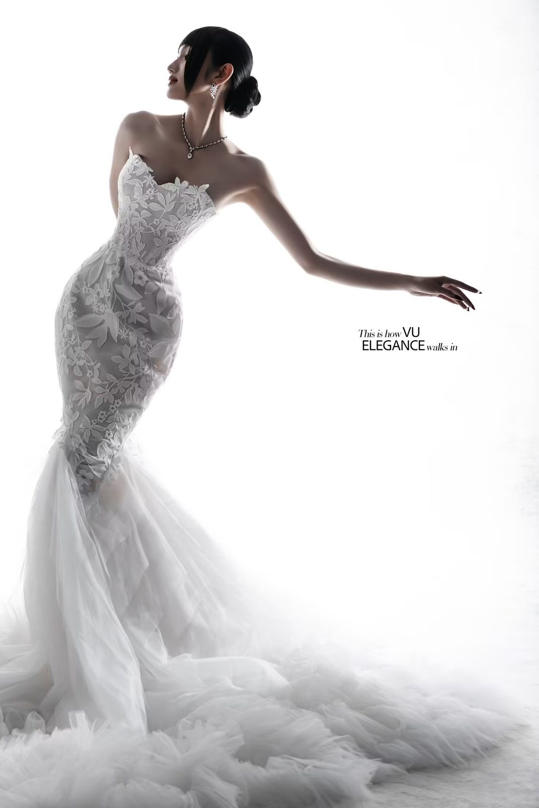 Cô dâu váy cưới đuôi cá đính kết ren nổi với tùng tulle bồng xòe trên nền trắng